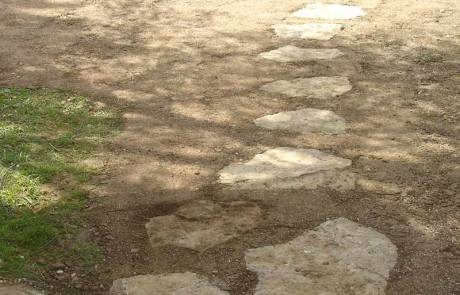 Travaux de plantation / engazonnement autour d’une piscine – Pas japonais en pierre de Bourgogne (2013)