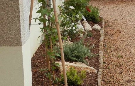 Création d’une platebande avec bordures en pierre de Bourgogne, concassé Saint Martin Belleroche (2013)