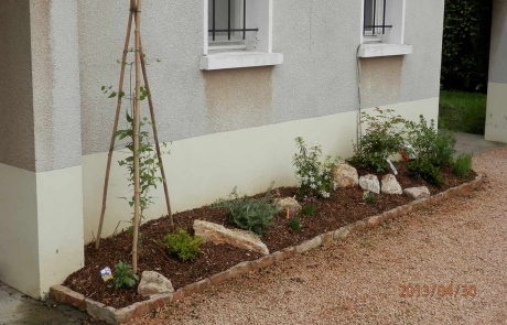 Création d’une platebande avec bordures en pierre de Bourgogne, concassé Saint Martin Belleroche (2013)