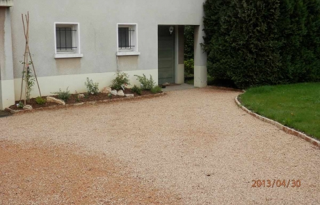 Création d’une platebande avec bordures en pierre de Bourgogne, concassé Saint Martin Belleroche (2013)